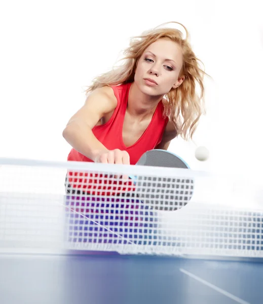 Sexig sport tjej spelar bordtennis — Stockfoto