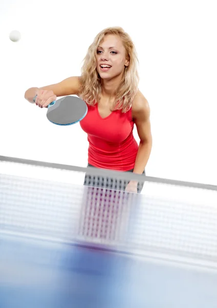 Сексуальная спортсменка играет в настольный теннис — стоковое фото