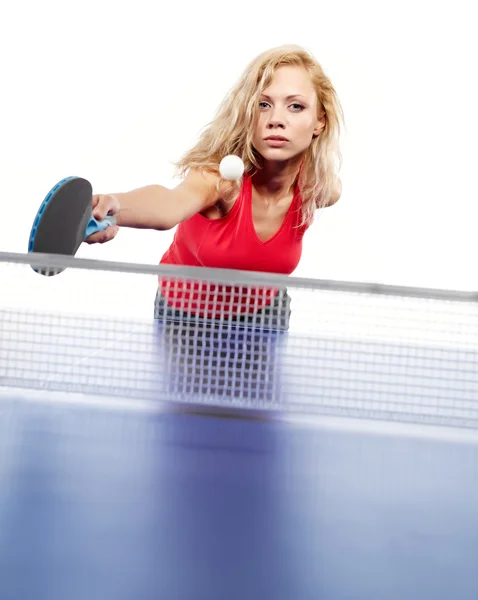 Сексуальная спортсменка играет в настольный теннис — стоковое фото