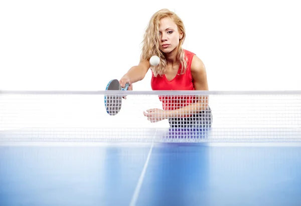 Žena hraje ping-pong, izolované na bílém — Stock fotografie