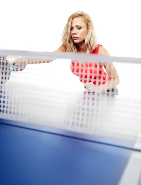 Mulher jogando ping-pong isolado no branco — Fotografia de Stock