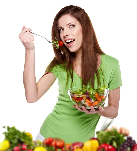 Portret van een mooie jonge vrouw eten plantaardige salade tegen — Stockfoto
