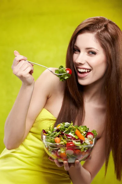 Felice donna sana con insalata — Foto Stock