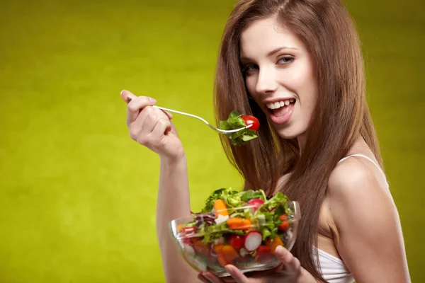 Gezonde levensstijl - vrouw met plantaardige salade van groene backg — Stockfoto
