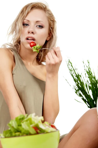 Retrato de jovem feliz sorrindo mulher comendo salada — Fotografia de Stock