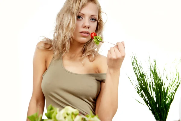 Gezonde sexy vrouw met salade op witte achtergrond — Stockfoto