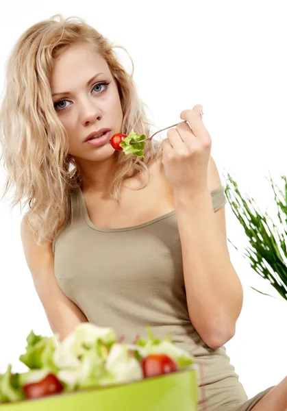 Portret van een jonge vrouw met salade thuis — Stockfoto