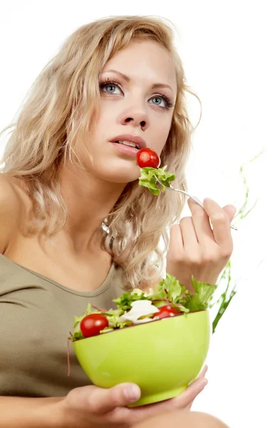 Mulher sexy saudável com salada no fundo branco — Fotografia de Stock
