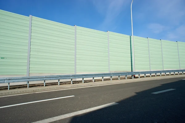 Parede de barreira de ruído em uma estrada — Fotografia de Stock