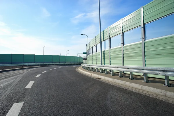 Parede de barreira de ruído em uma estrada — Fotografia de Stock