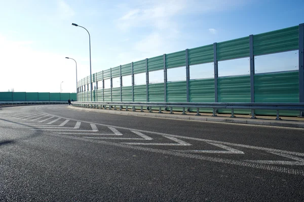 Lawaai barrière muur op een snelweg — Stockfoto