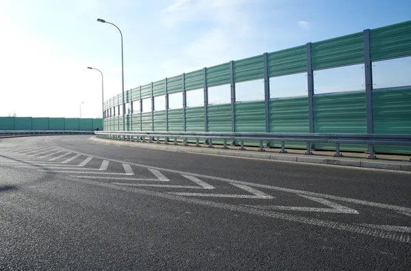 Muralla de barrera acústica en una carretera — Foto de Stock