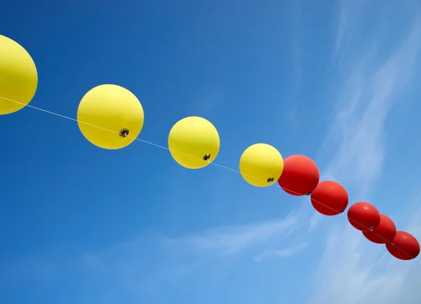 Ballonnen in de hemel, de kopie-ruimte, de ruimte voor tekst — Stockfoto