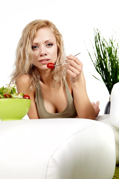 Sana donna sexy con insalata su sfondo bianco — Foto Stock
