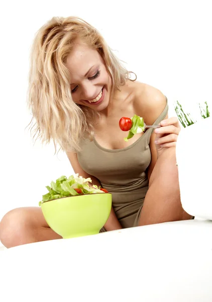 Jovem mulher feliz fazendo salada — Fotografia de Stock