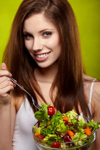 健康的なライフ スタイル - 野菜のサラダ緑の背景に隠れて上に保持している女性 — ストック写真