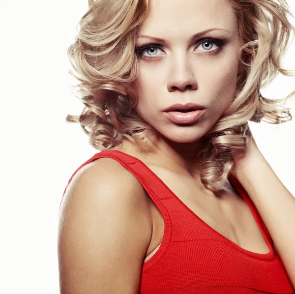 Sexy prachtige Kaukasische blonde vrouw in rode jurk — Stockfoto