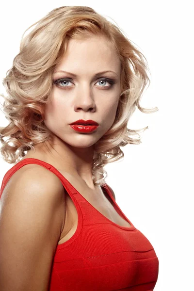 Sexig underbara kaukasisk blond kvinna i röd klänning — Stockfoto
