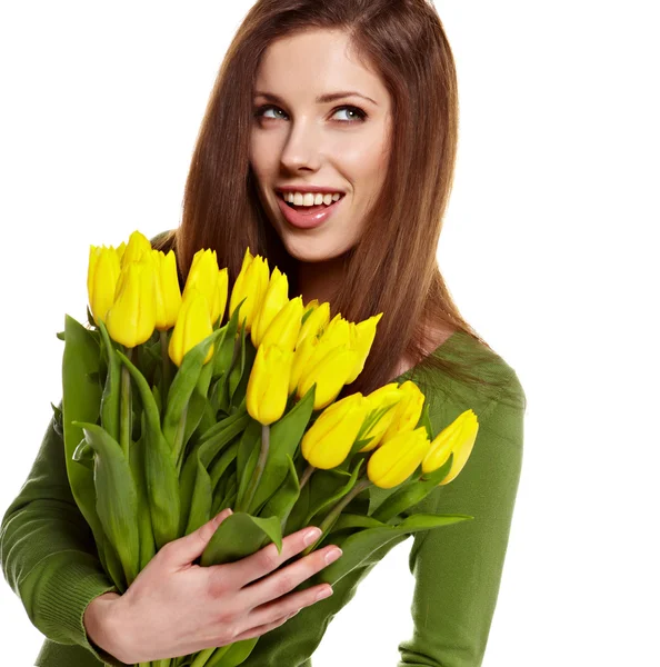 Женщина с букетом цветов из тюльпанов, улыбающаяся изолированно на белом — стоковое фото