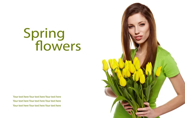 Женщина с букетом цветов из тюльпанов, улыбающаяся изолированно на белом — стоковое фото