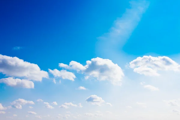 Céu azul bonito e nuvens brancas — Fotografia de Stock