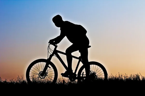 Een silhouet van een fietser — Stockfoto