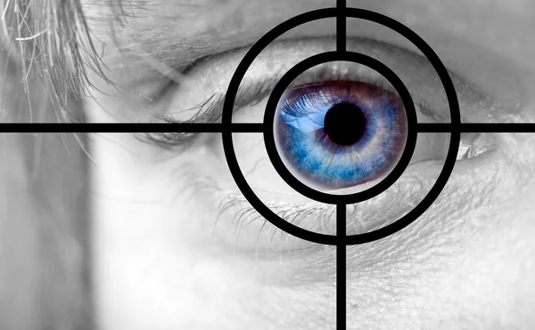 Чоловіче блакитне око і ціль — стокове фото