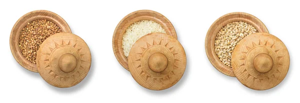 Trigo mourisco, arroz e cevada em placa de madeira — Fotografia de Stock