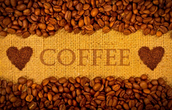 삼 베 바탕에 커피 곡물 — 스톡 사진