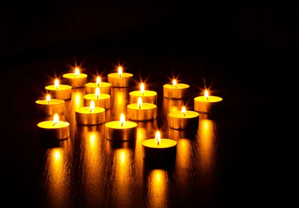 Viele brennende Kerzen — Stockfoto