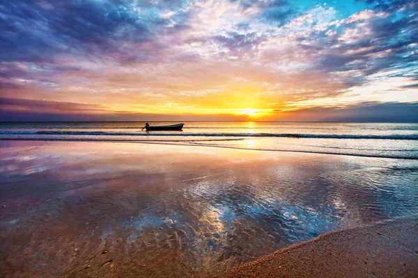 Praia tropical ao pôr do sol. — Fotografia de Stock