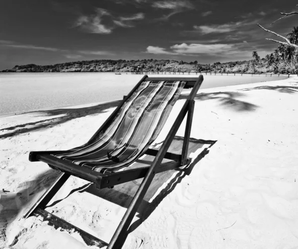 Sedia da spiaggia al sole in spiaggia — Foto Stock