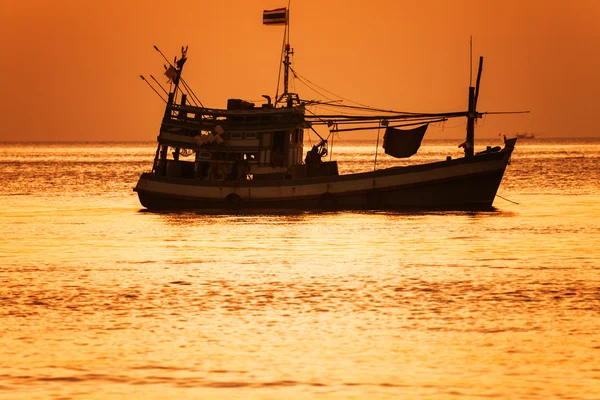 Barcos à vela em um fundo de um belo pôr do sol — Fotografia de Stock