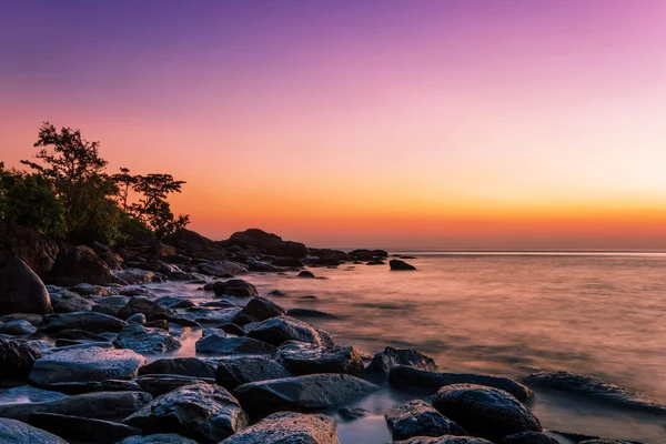 Tropisch strand bij zonsondergang. — Stockfoto