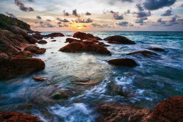 Tropisk strand vid solnedgången. — Stockfoto