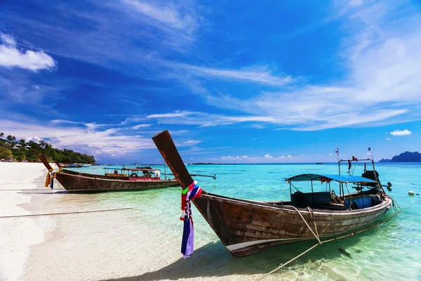 Традиционные тайские лодки рядом с пляжем — стоковое фото