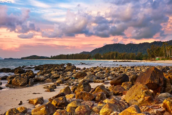 Tropisch strand bij zonsondergang. — Stockfoto