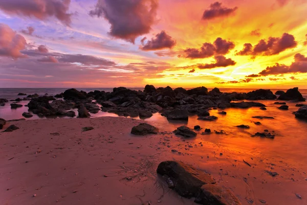 Tropisk strand vid solnedgången. — Stockfoto