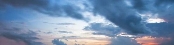 Schöner Himmel bei Sonnenuntergang — Stockfoto