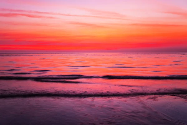 Τροπική παραλία στο ηλιοβασίλεμα. — Φωτογραφία Αρχείου