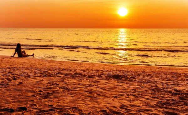 Belle fille à la plage du coucher du soleil — Photo