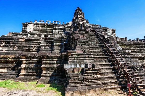 Antik khmer Budist tapınağı angkor wat kompleksi içinde — Stok fotoğraf