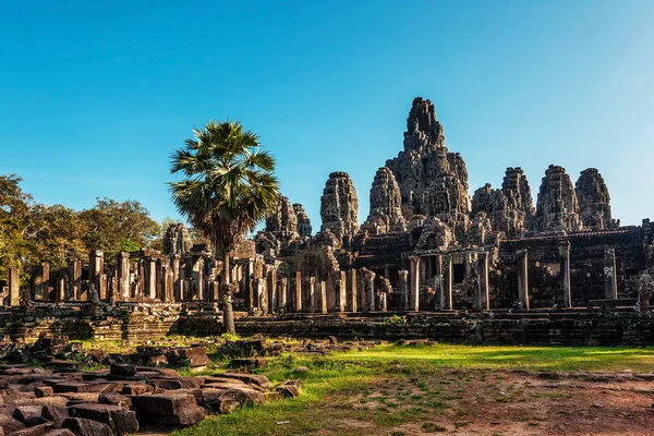 Antico tempio buddista khmer in stile retrò — Foto Stock