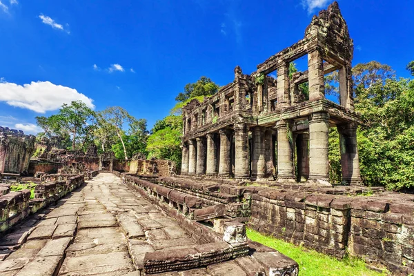 Prastaré buddhistické Khmerská chrám v komplexu angkor wat — Stock fotografie