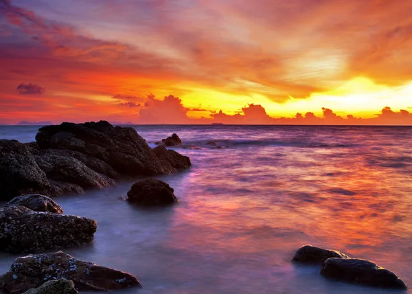 Tropická pláž při západu slunce. — Stock fotografie