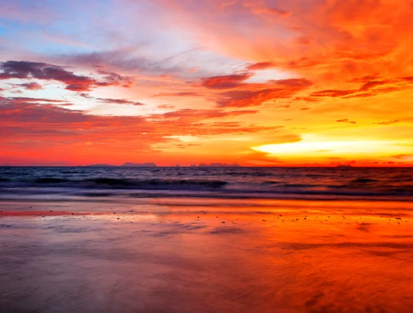 Τροπικά πολύχρωμο ηλιοβασίλεμα. — Φωτογραφία Αρχείου