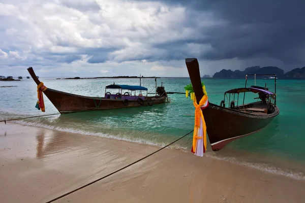 Boot in de tropische zee. — Stockfoto