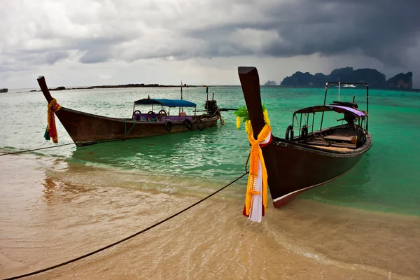 Båt i tropiska havet. — Stockfoto