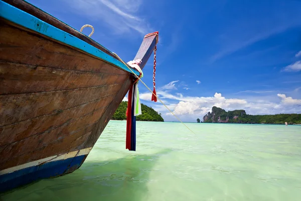 Лодка в тропическом море. — стоковое фото