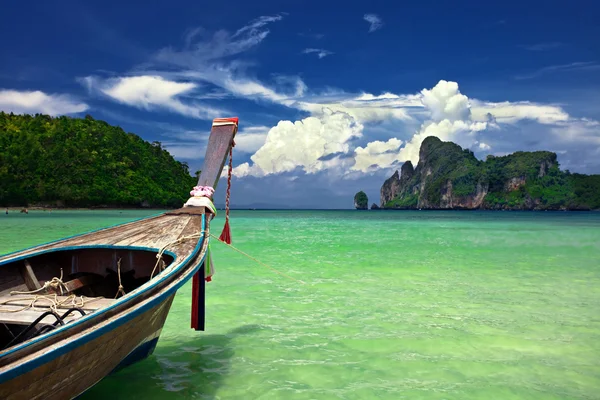 Barco no mar tropical. — Fotografia de Stock